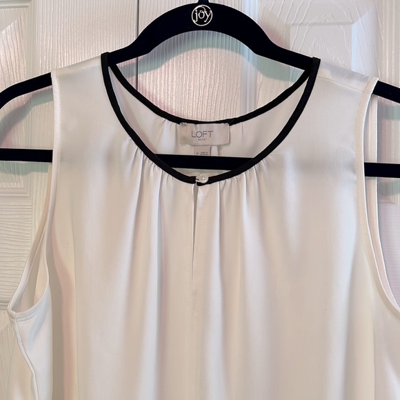 LOFT Outlet sleeveless cream blouse with black trim and button at neck size M - Picture 2 of 4